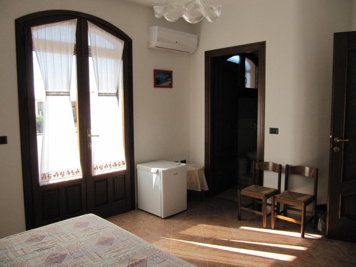 Il Portico Bed & Breakfast Uras Exterior foto